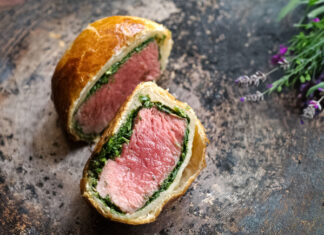 Beef Wellington. Šťavnatá pečínka v křupavém kabátě hovězí v těstové krustě