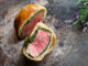 Beef Wellington. Šťavnatá pečínka v křupavém kabátě hovězí v těstové krustě