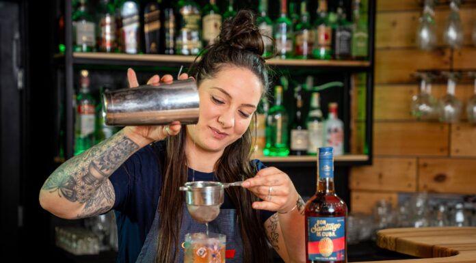 Daiquiri Week: Užívejte si léto s ikonickým koktejlem barmanka míchá koktejl