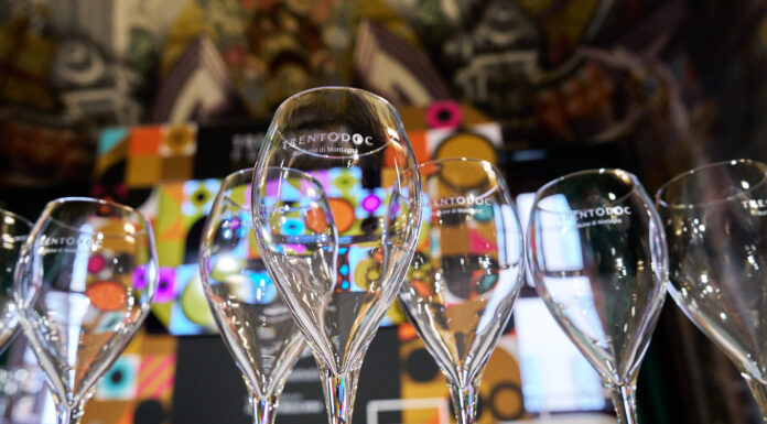 Křišťálová voda v létě, lyže v zimě. PODZIM V TRENTINU láká na nejlepší chutě sklenky na festivalu vína Trentodoc