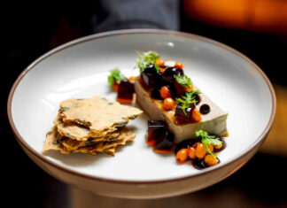 PODZIMNÍ HODY NEKONČÍ. Husa, kachna, dýně i mladé víno. A relax v krásném prostředí