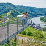Aussichtsplattform mit Panoramablick auf Bernkastel-Kues