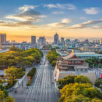 Třináct zlatých, třináct stříbrných. Naše vína opět bodovala na prestižní soutěži Concours Mondial de Bruxelles, tentokrát v Číně Concours Mondial de Bruxelles 2025 v Číně