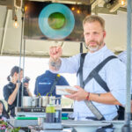 VEČEŘE V OBLACÍCH potěšila svěžími chutěmi babího léta i výběrem vín. Dinner in the Sky 2025 na Mrázovce