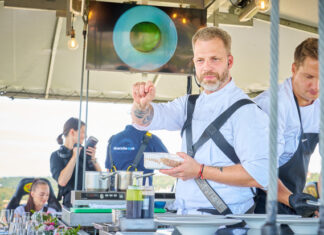 VEČEŘE V OBLACÍCH potěšila svěžími chutěmi babího léta i výběrem vín. Dinner in the Sky 2025 na Mrázovce