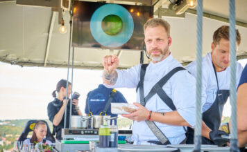 VEČEŘE V OBLACÍCH potěšila svěžími chutěmi babího léta i výběrem vín. Dinner in the Sky 2025 na Mrázovce