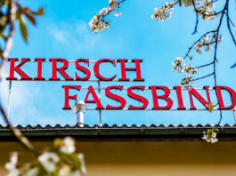 TEKUTÉ POKLADY S CHUTĚMI LÉTA. FASSBIND – nejstarší švýcarská palírna mezi jezery a horami Poutač slavné palírny Fassbind