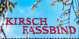 TEKUTÉ POKLADY S CHUTĚMI LÉTA. FASSBIND – nejstarší švýcarská palírna mezi jezery a horami Poutač slavné palírny Fassbind