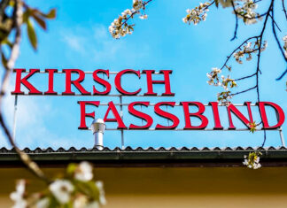 TEKUTÉ POKLADY S CHUTĚMI LÉTA. FASSBIND – nejstarší švýcarská palírna mezi jezery a horami Poutač slavné palírny Fassbind