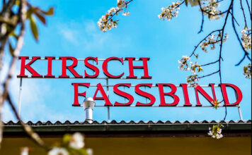 TEKUTÉ POKLADY S CHUTĚMI LÉTA. FASSBIND – nejstarší švýcarská palírna mezi jezery a horami Poutač slavné palírny Fassbind