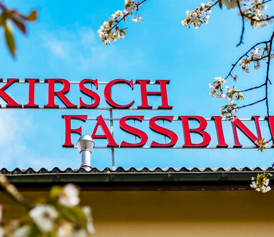 TEKUTÉ POKLADY S CHUTĚMI LÉTA. FASSBIND – nejstarší švýcarská palírna mezi jezery a horami Poutač slavné palírny Fassbind